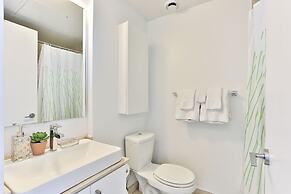 Luxury Lakeview Skyscraper by CN Tower