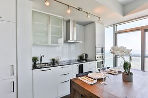 Luxury Lakeview Skyscraper by CN Tower