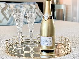 Luxury Lakeview Skyscraper by CN Tower