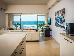 One of a Kind Gordon Beach Front 2BR Apt