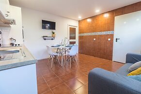 House and People - Rua da Taxa