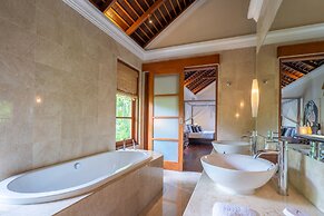 Cliffront Tropical Villa Cantik