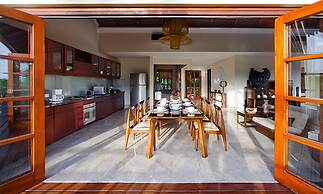 Cliffront Tropical Villa Cantik