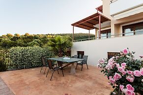 Villa Armonia - Beachfront Majestic Retreat