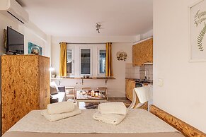 Downtown Yellow Studio - Central Secret Nest