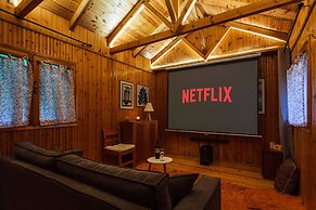 Escape in the Forest, Cosy Chalet with Home Cinema