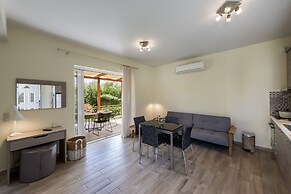 Estia Coastal Dream - Lush & Enchanting Garden Gem