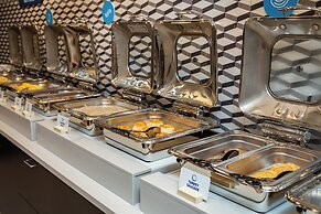 Holiday Inn Express & Suites Orlando - Lake Buena Vista by IHG