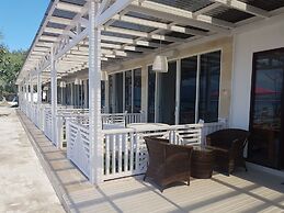 Meno Mojo Beach Resort