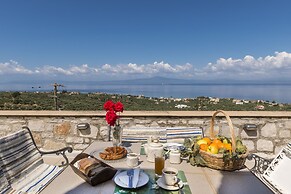 Majestic Chateau - Spectacular Seascapes & Pool