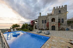 Majestic Chateau - Spectacular Seascapes & Pool