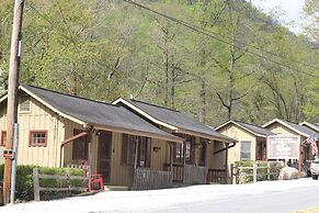 Evening Shade River Lodge and Cabins