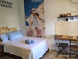 Ahuzat Shaul - Studio