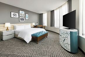 The MC, Autograph Collection