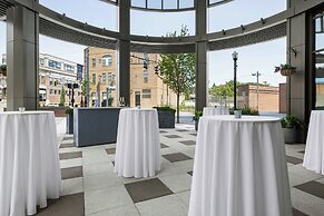 The MC, Autograph Collection