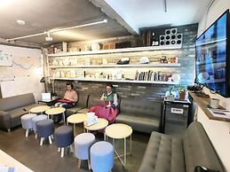 The Cube Hotel - Hostel