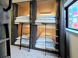 The Cube Hotel - Hostel