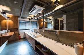 The Cube Hotel - Hostel