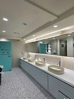The Cube Hotel - Hostel