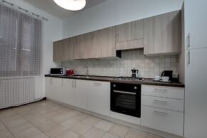 Accademia Opera Deluxe