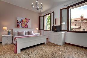 Accademia Opera Deluxe