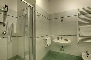 Accademia Opera Deluxe