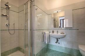 Accademia Opera Deluxe