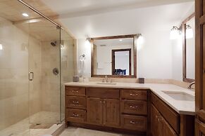 718 S. Mill St. Fasching Haus #4 3 Bedroom Condo by RedAwning