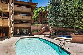 718 S. Mill St. Fasching Haus #4 3 Bedroom Condo by RedAwning