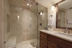 718 S. Mill St. Fasching Haus #4 3 Bedroom Condo by RedAwning