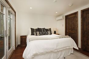 718 S. Mill St. Fasching Haus #4 3 Bedroom Condo by RedAwning