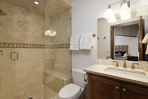 718 S. Mill St. Fasching Haus #4 3 Bedroom Condo by RedAwning