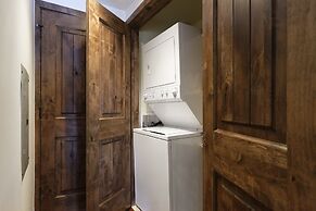 718 S. Mill St. Fasching Haus #4 3 Bedroom Condo by RedAwning