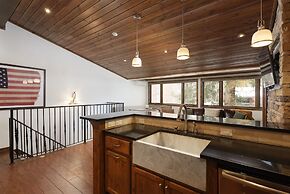 718 S. Mill St. Fasching Haus #4 3 Bedroom Condo by RedAwning