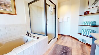 Bridges Townhome 5 Large, Remodeled Mountain View Townhome with Privat