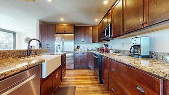 Bridges Townhome 5 Large, Remodeled Mountain View Townhome with Privat