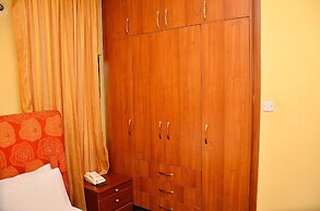 Yanna Lodge
