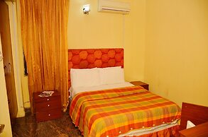 Yanna Lodge