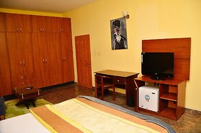 Yanna Lodge