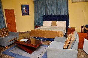Yanna Lodge