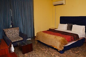 Yanna Lodge