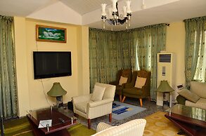 Yanna Lodge