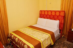 Yanna Lodge