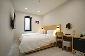 Mipo Oceanside Hotel