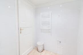 Classic Ernesto near Opera