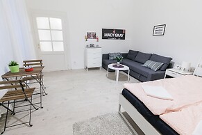 Classic Ernesto near Opera