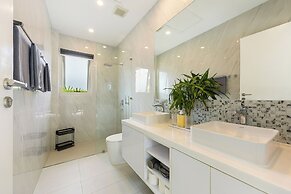 Villa White Orchid