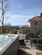 Hills Loft Cottage with Sauna