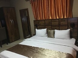 Momak 5 Hotel and Suites