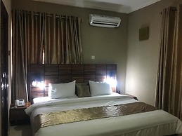 Momak 5 Hotel and Suites